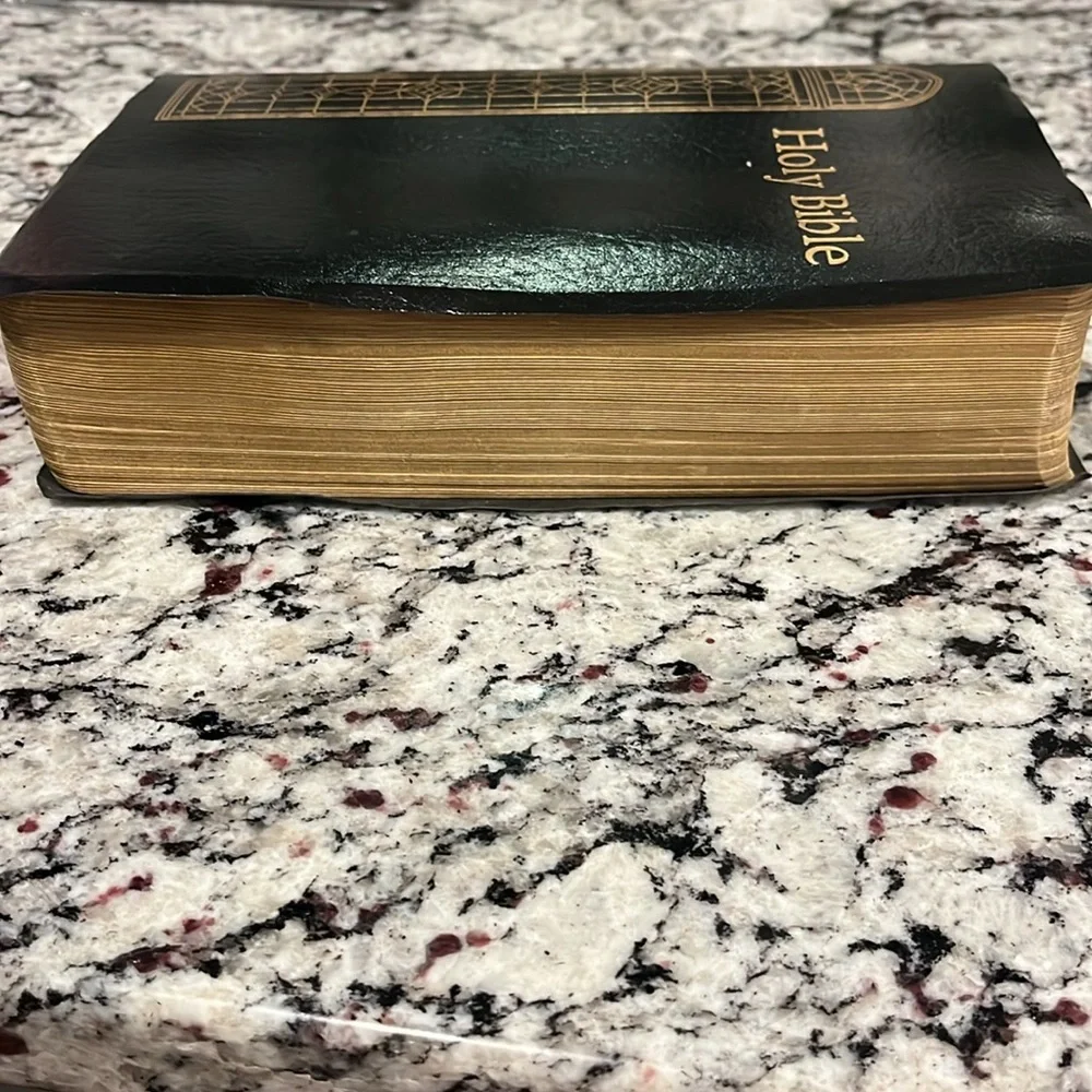 Holy Bible giant print King James Version 9.25”x6.5” copyright 1990 - Picture 4 of 14